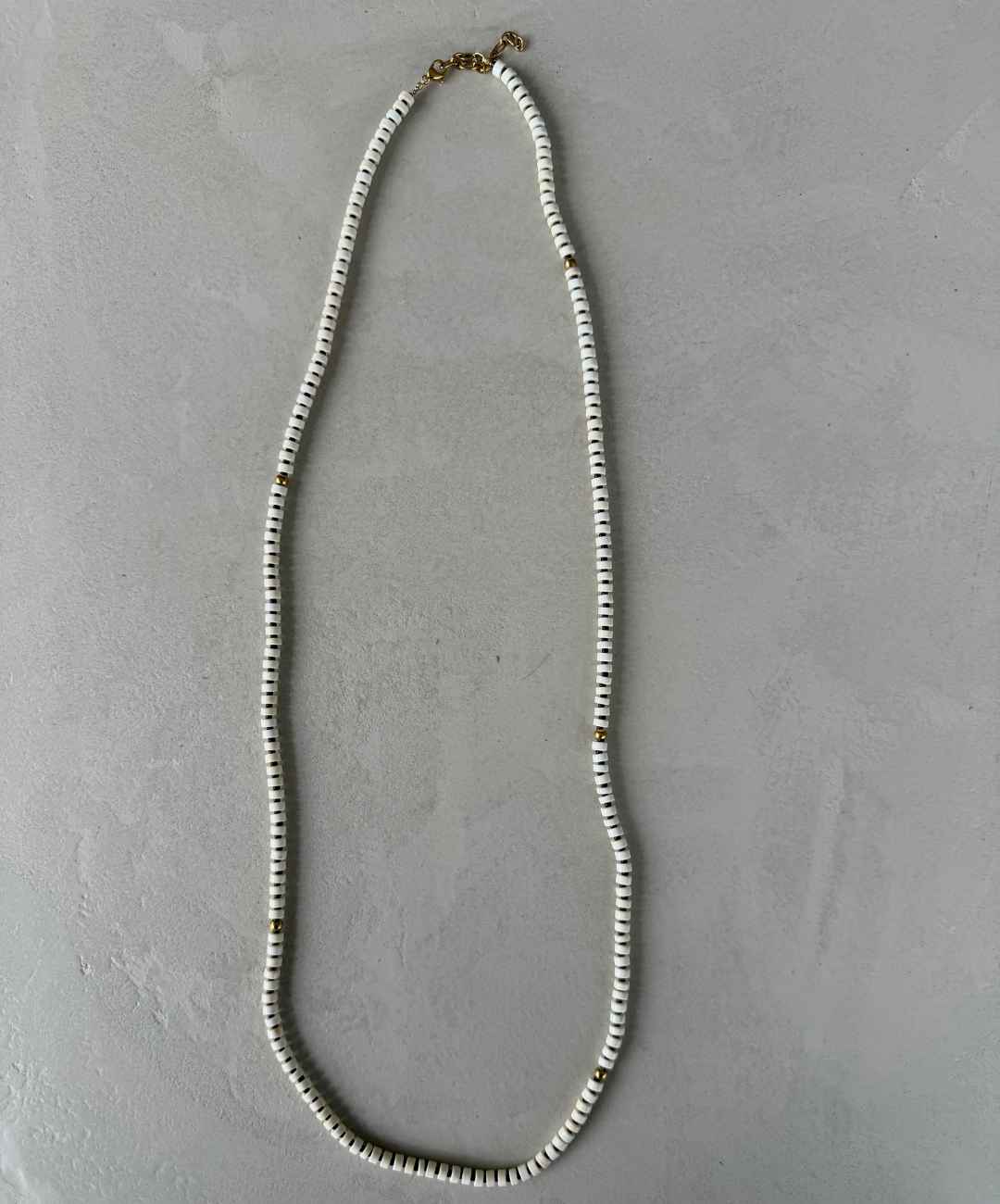 11 - Witte lange schijfjes Necklace