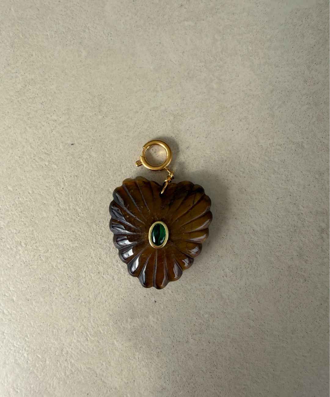 Bruin met groen steentje Charm