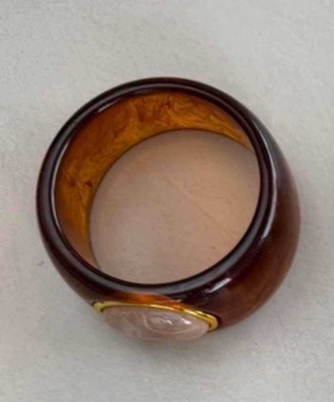 bruine bangle met steen