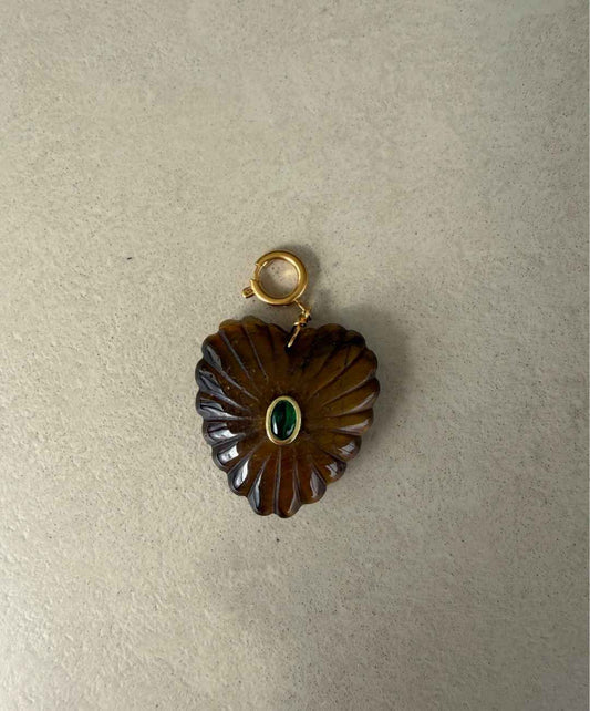 Bruin met groen steentje Charm