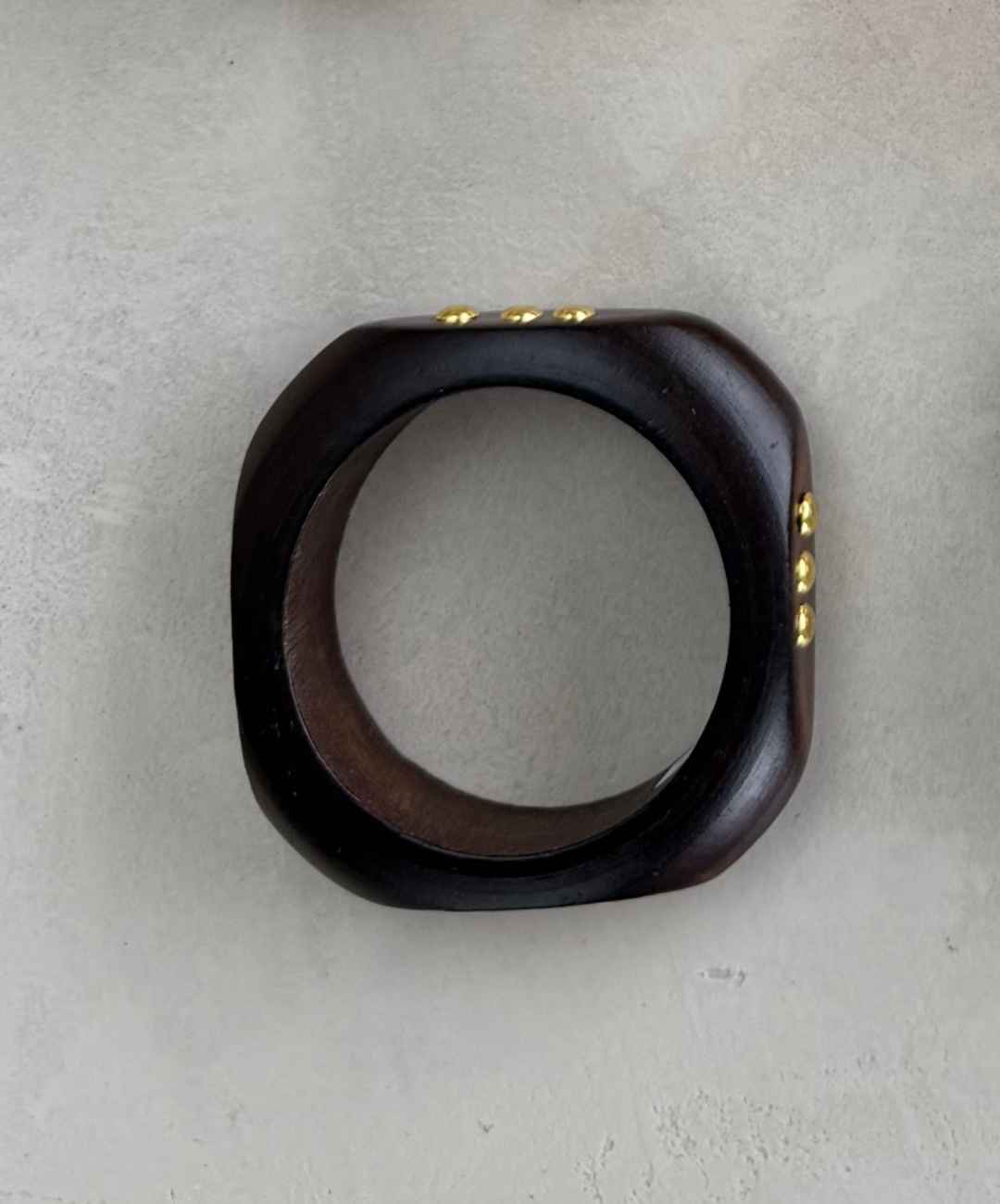 bruin met studs bangle