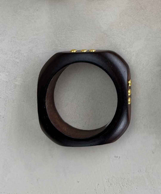 bruin met studs bangle