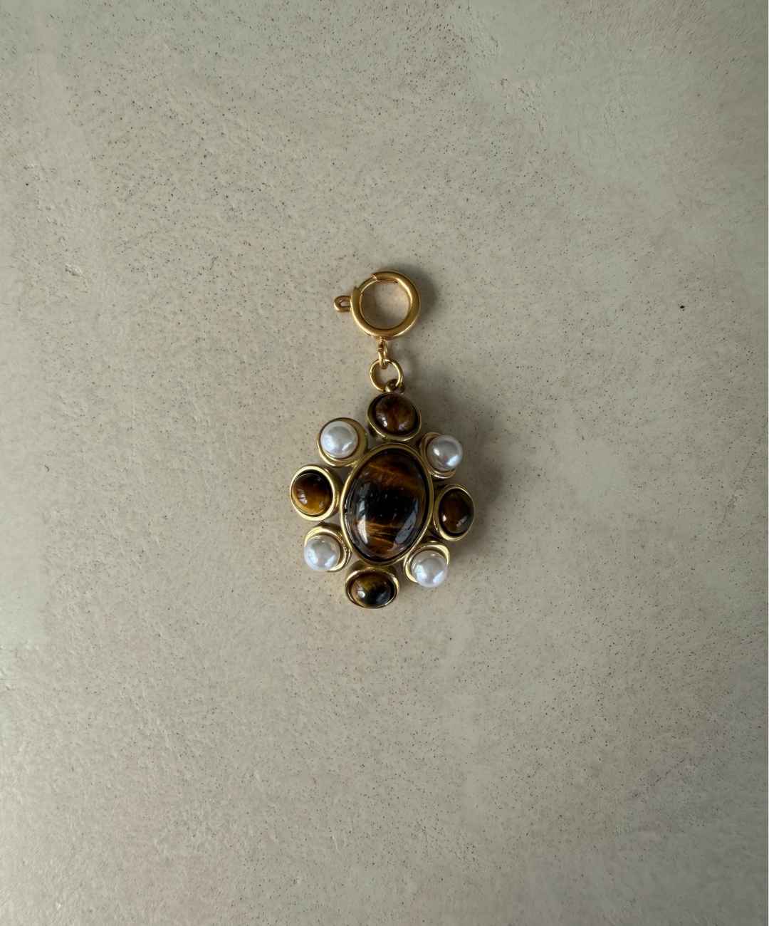 Bruin met parel Charm